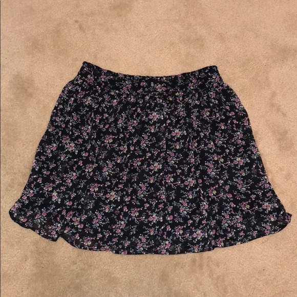 Pretty mini skirt! - Picture 1 of 3